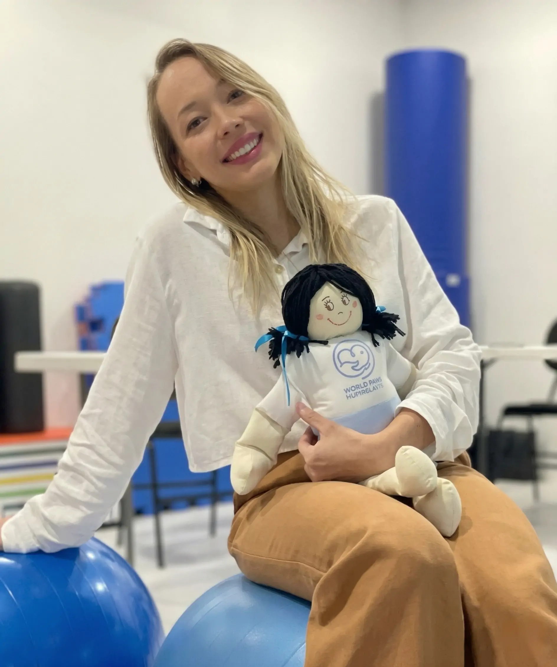 Fonoaudióloga Schirleyde Silva em uma sala terapêutica